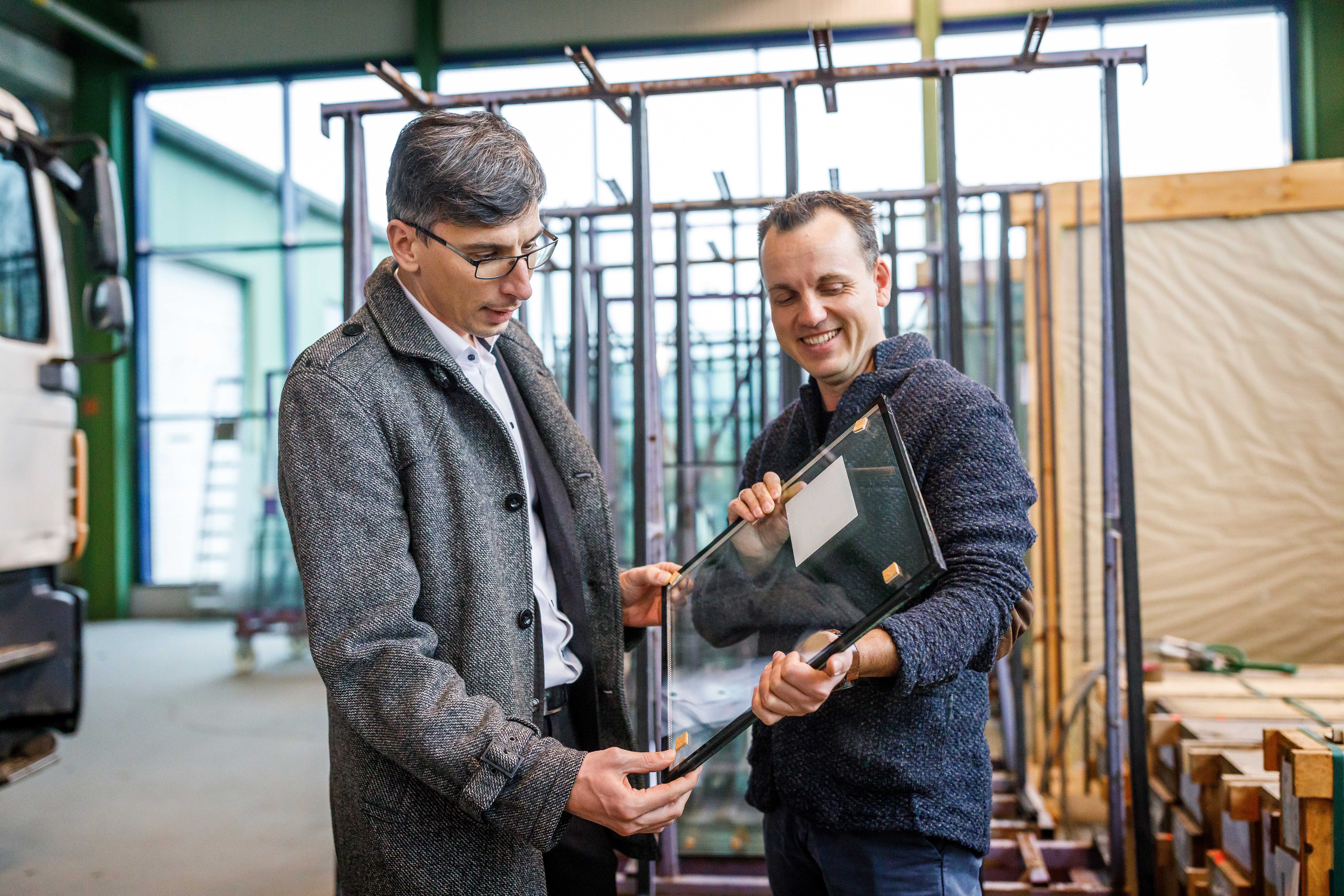 Andre Fritsche, Hauptgeschaeftsfuehrer der IHK-Cottbus, besucht das Unternehmen FGT Glaswerk in Senftenberg, 27.02.2024, **Foto: IHK / Andreas Franke**