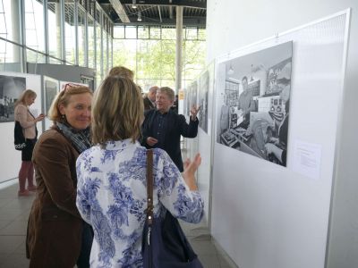 Fotograf Jürgen Strauss führt die Gäste durch die Ausstellung