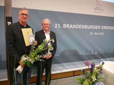 Jens Warnken gratuliert Carsten König, dem Technischen Vorstand der WGW Wohnungsgenossenschaft Wildau zum Sonderpreis 