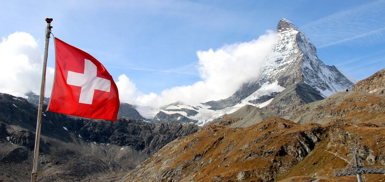 Symbolbild Schweiz mit Flagge (© Pixabay)