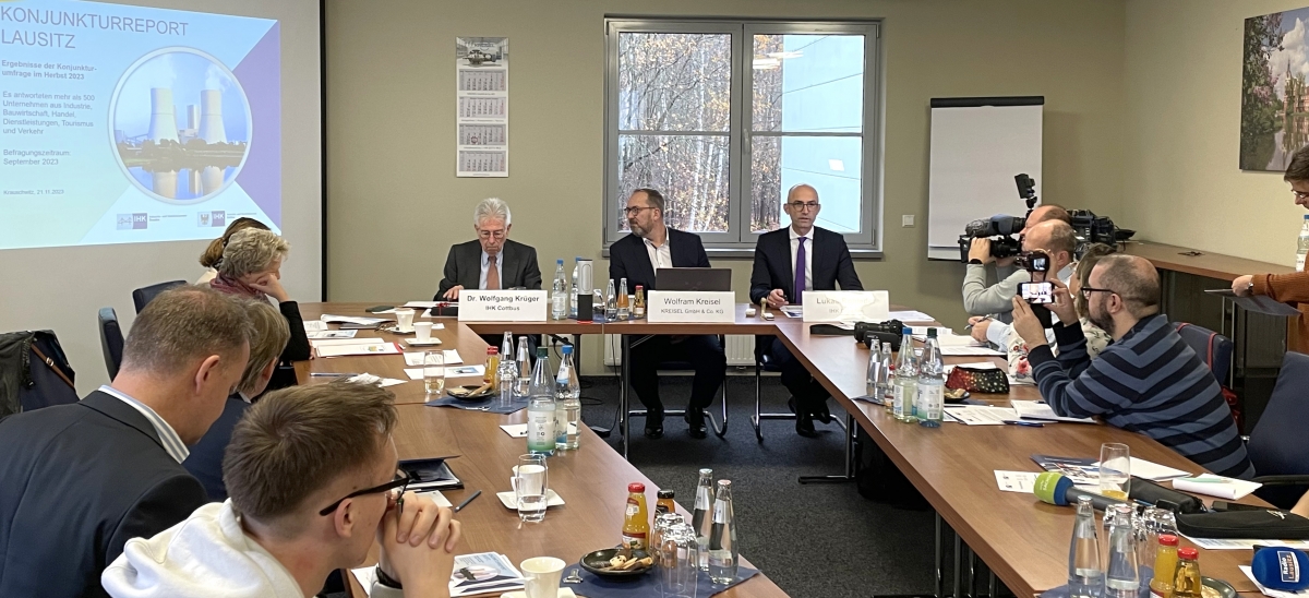 Die Pressekonferenz zum Lausitzreport fand in diesem Jahr bei der Kreisel GmbH &amp; Co. KG in Krauschwitz statt.