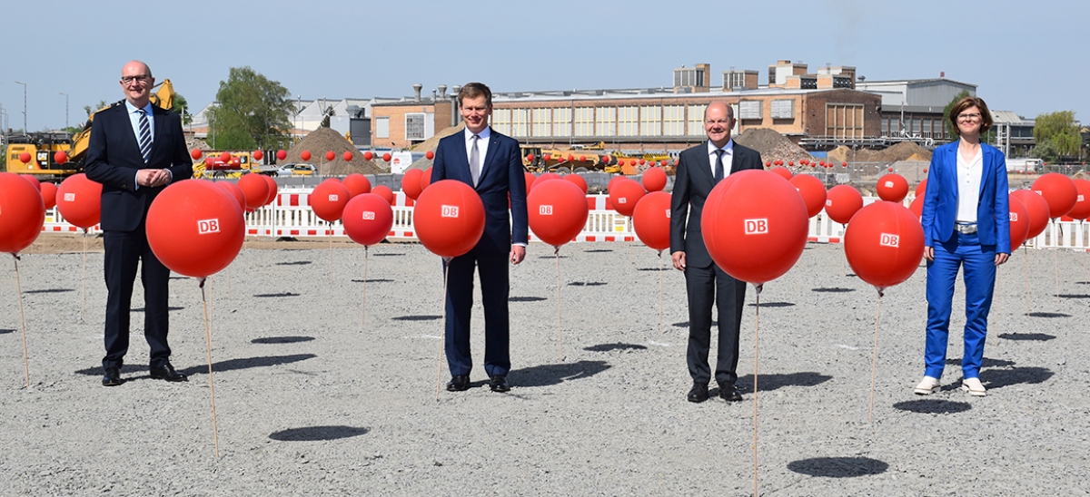 Hunderte Luftballons stehen beim Baustart für die erste neue Halle des Bahnwerkes.