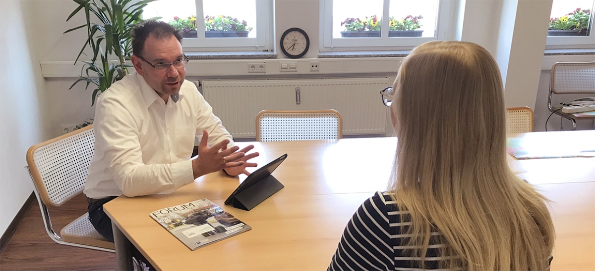 Marcel Petermann, Manager des Regionalcenters Oberspreewald-Lausitz, im Gespräch mit einer Unternehmerin.