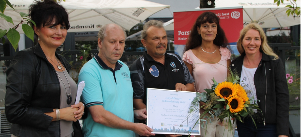 Silke Schwabe (l.) und Nadin Kilian (r.) von der IHK gratulieren dem Team: Thoralf Haß, Dirk Ruhbach und Kathleen Hubrich
