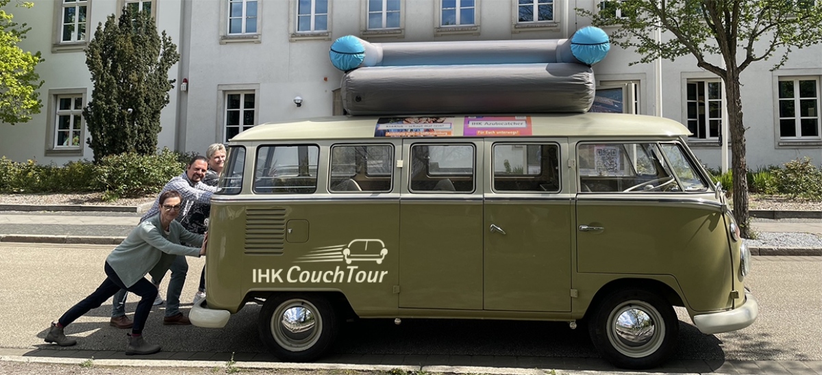 Mit einem kultigen VW-Bus und einer aufblasbaren Couch ist die IHK im Mai unterwegs im Kammerbezirk.