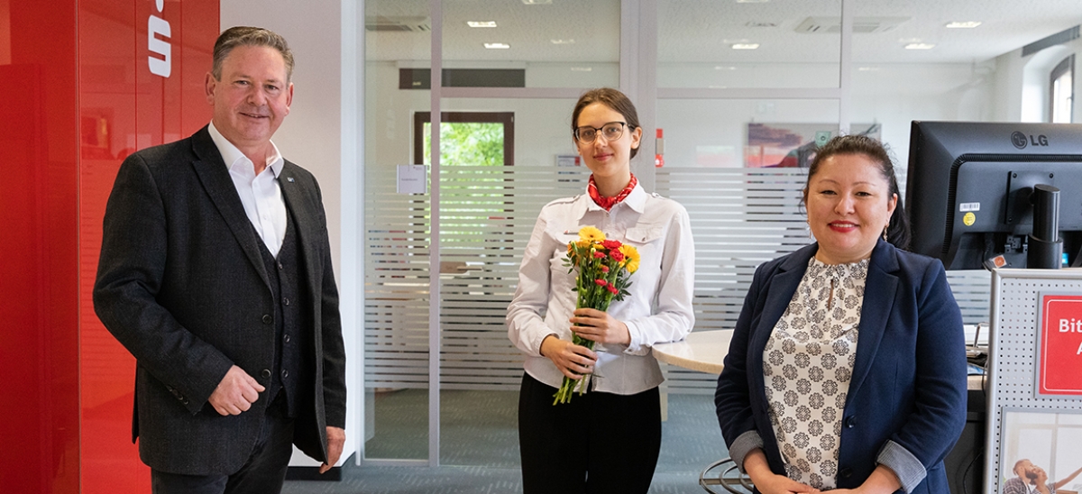 Ronny Wolter und Zauresh Aitenova (rechts) vom HR-Desk der IHK Cottbus begrüßten Ruslana Katkova (mitte).