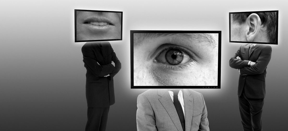 Symbolbild anonyme Menschen mit Monitoren