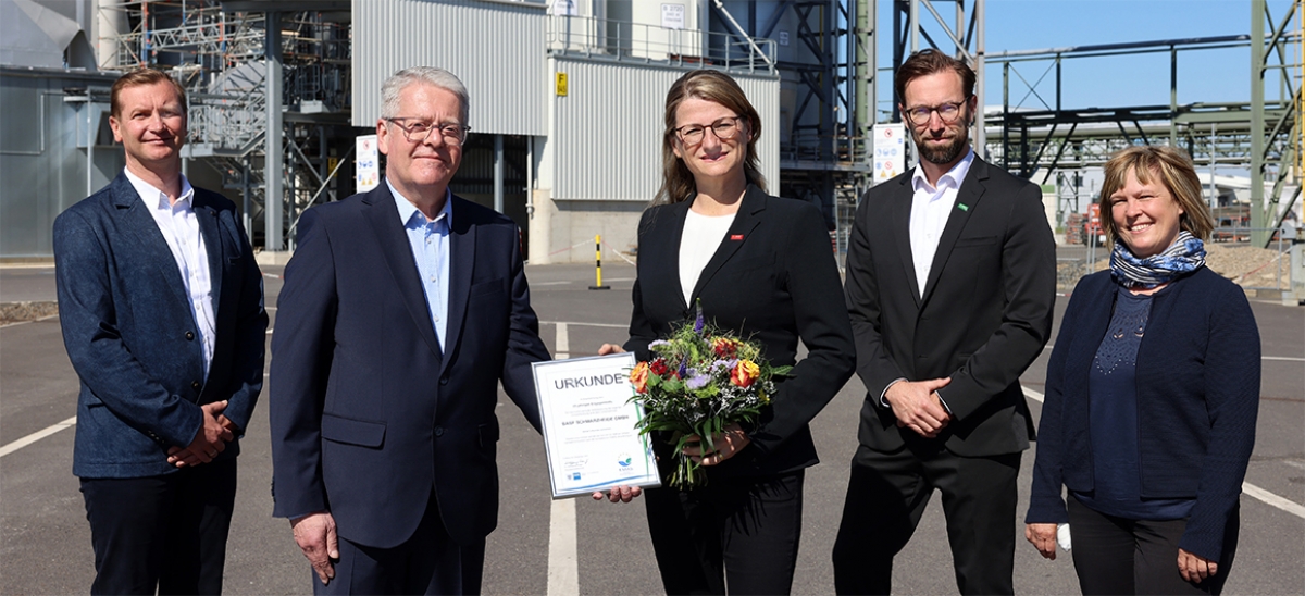 IHK Präsident Jens Warnken (2.v.l.) übergibt die EMAS-Urkunde an die stellvertretende Geschäftsführerin der BASF Schwarzheide GmbH,  Anne Francken (3.v.l.)