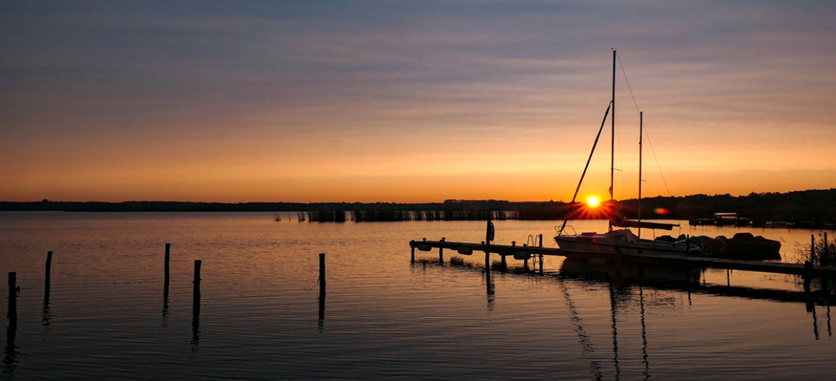 Sonnenuntergang an einem Brandenburger See. Wir bieten ein Netzwerk für Unternehmen aus der Tourismus-Branche.