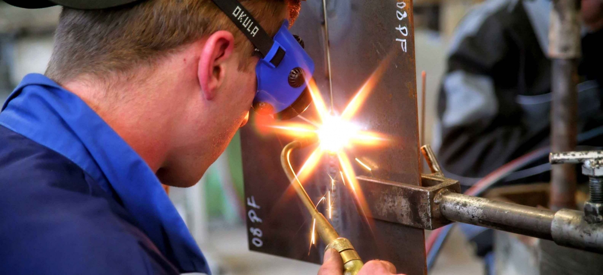 Zu den Top 3 der abgeschlossenen Ausbildungsverträgen gehört in fast allen Landkreisen die Branche der Metalltechnik.