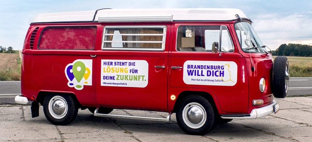 Der auffällige Bus ist wieder in Brandenburg unterwegs und unterstützt bei der Ausbildungssuche.