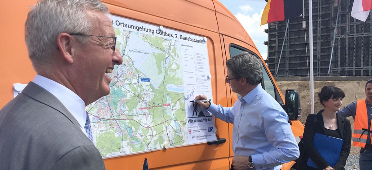 Guido Beermann, Minister für Infrastruktur des Landes Brandenburg und Bundesverkehrsminister Andreas Scheuer verewigten sich auf dem Übersichtsplan der Ortsumfahrung Cottbus. 