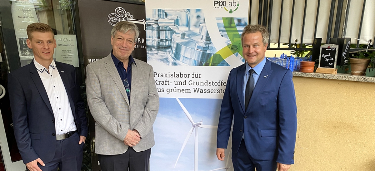 Zum Meet &amp; Greet im Heimelich gratulierten Mario Lehmann und Jens Krause dem Leiter des PtX-Lab, Dr. Harry Lehmann.