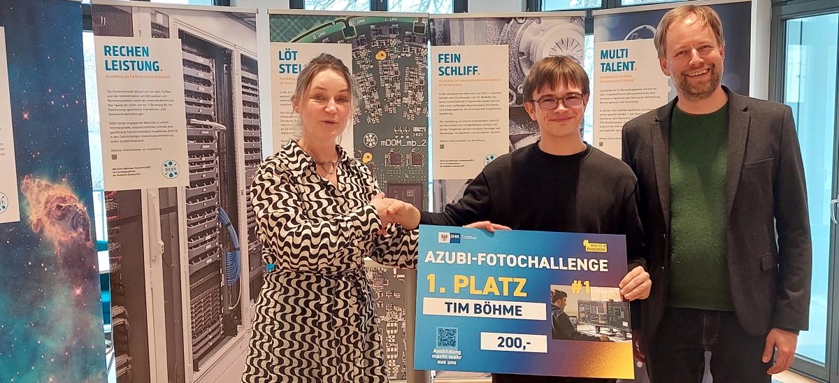 IHK-Ausbildungsberaterin Katrin Hurras mit Gewinner Tim Böhme und Dr. Stefan Klepser, Leiter der Infrastrukturgruppen (v.l.n.r.). 