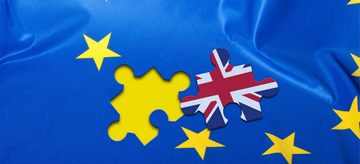 EU-Flagge mit fehlendem Puzzleteil